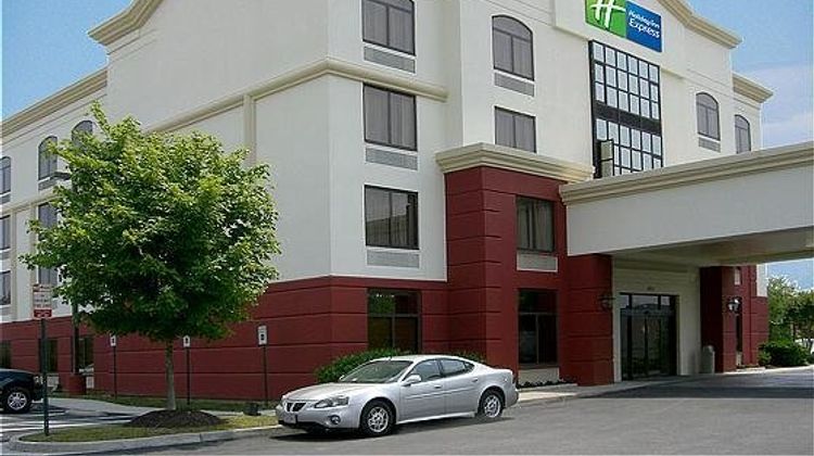 Holiday Inn Express Richmond Airport Exterior