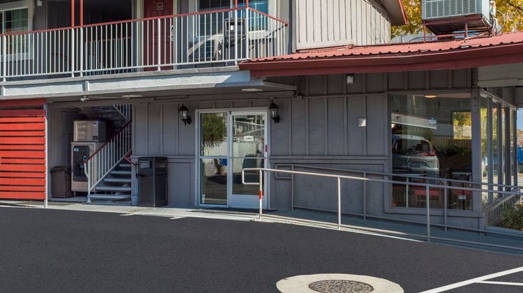 Red Roof Inn Redding Exterior