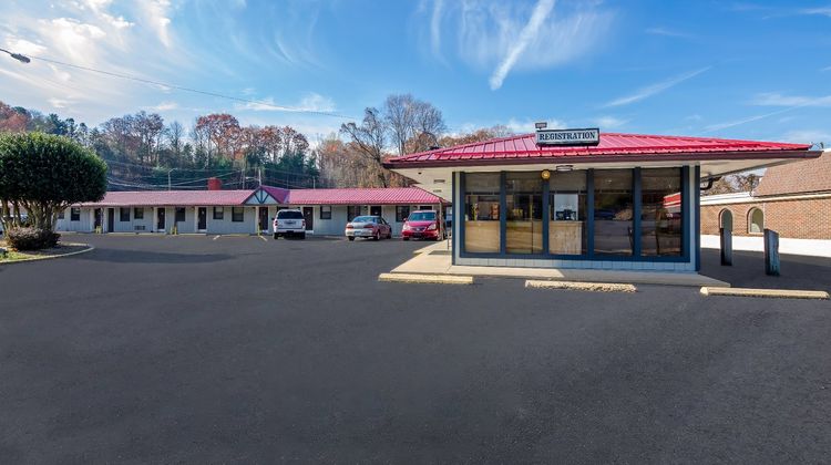 Scottish Inn Collinsville Exterior