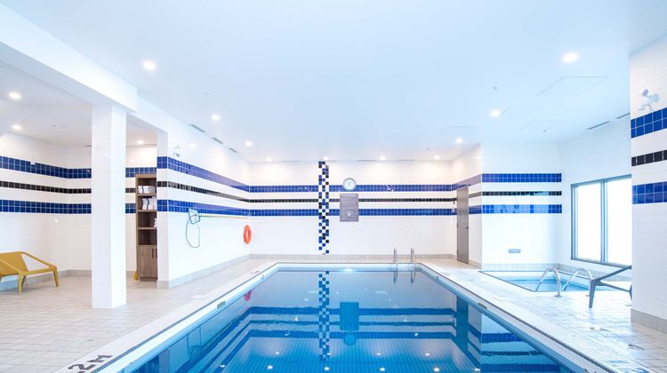 Sandman Hotel Calgary Airport Pool