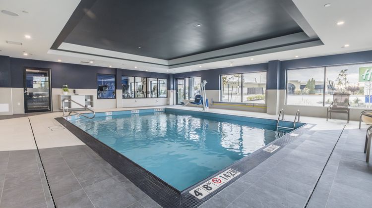 Holiday Inn Express & Stes Airport South Pool