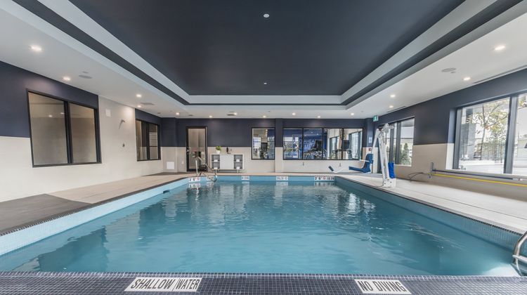 Holiday Inn Express & Stes Airport South Pool