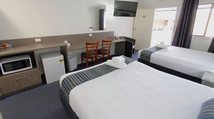 Sugar Country Motor Inn Room