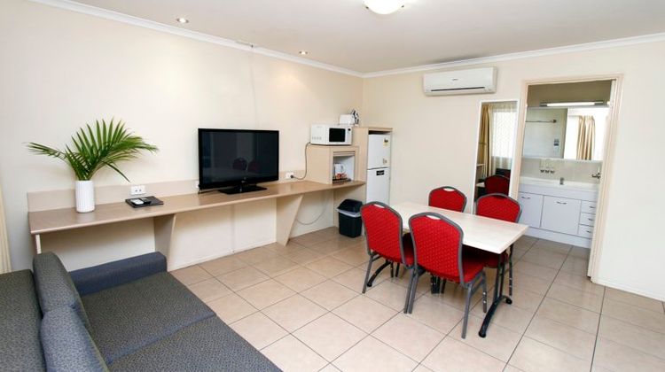 The Palms Motel, Chinchilla Suite