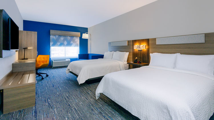 Holiday Inn Express & Suites Tampa Suite