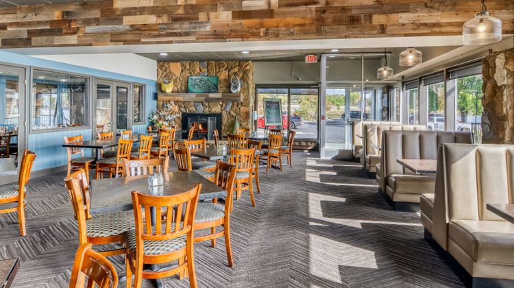 Holiday Inn Detroit Lakes Restaurant
