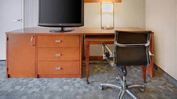 Courtyard by Marriott Detroit Southfield Suite