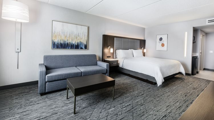 Holiday Inn Express & Stes Airport South Room