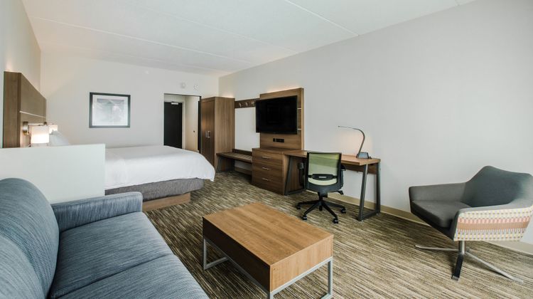 Holiday Inn Express & Suites Welland Room