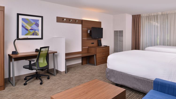 Holiday Inn Express Hotel & Suites Suite