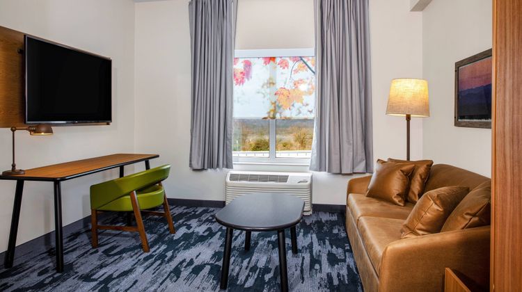 Fairfield Inn & Suites Harrisburg West Room