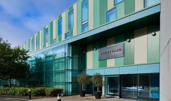 Courtyard London Gatwick Airport Exterior