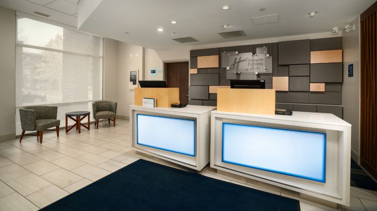 Holiday Inn Express & Suites Brandon Exterior