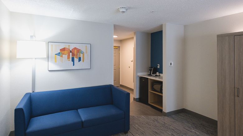 <b>Holiday Inn Express & Suites Room</b>. Images powered by <a href="https://www.leonardoworldwide.com/" title="Leonardo Worldwide" target="_blank">Leonardo</a>.