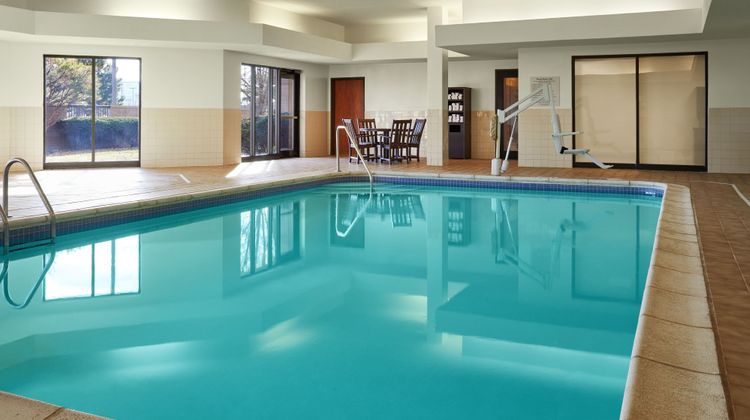Courtyard Overland Park/Convention Ctr Pool