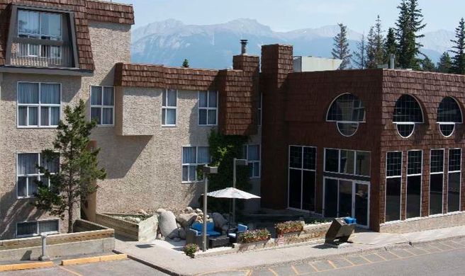 Tonquin Inn Exterior