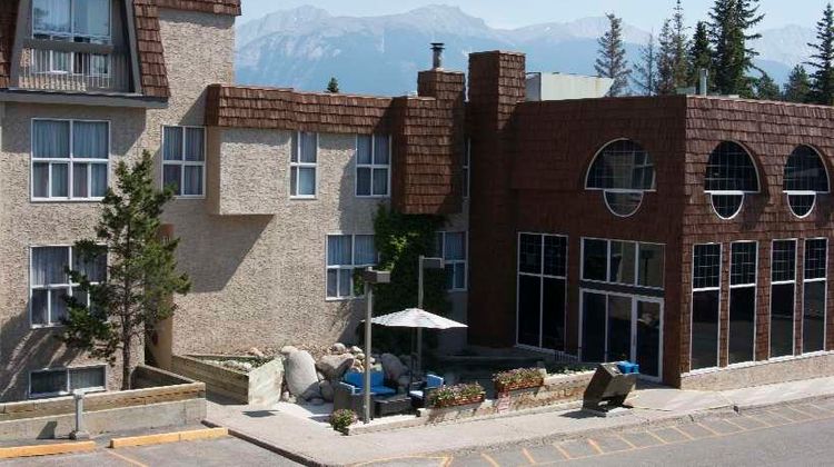 Tonquin Inn Exterior