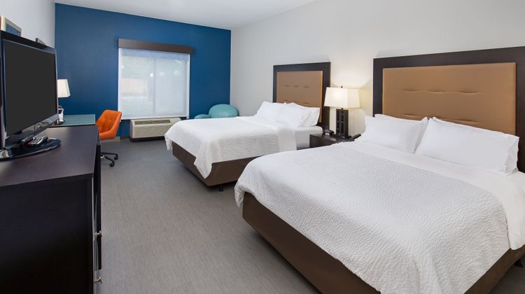 Holiday Inn Express Suites Cleveland Room