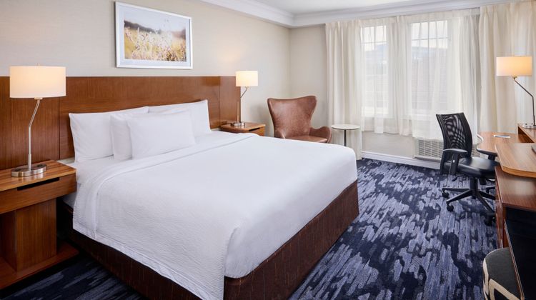 Fairfield Inn & Suites Ottawa Kanata Room