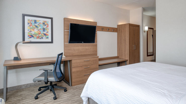 Holiday Inn Express & Suites Ottawa Airp Room