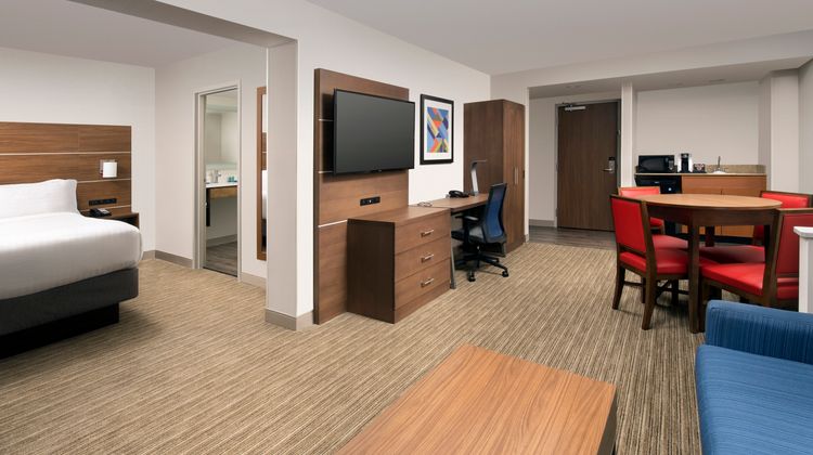 Holiday Inn Express/Suites BWI Airport N Suite