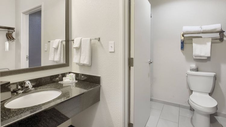 Fairfield Inn & Suites Mobile Room