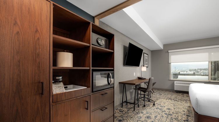 Four Points by Sheraton Kelowna Airport Suite
