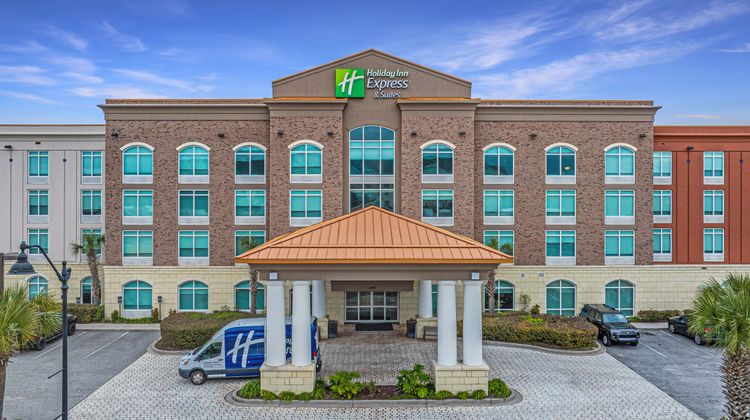 Holiday Inn Express Hotel & Suites Exterior