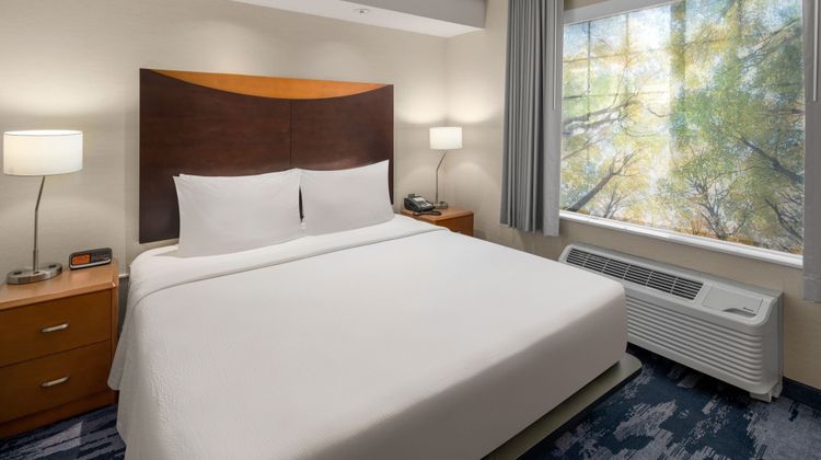 Fairfield Inn & Suites by Marriott Room