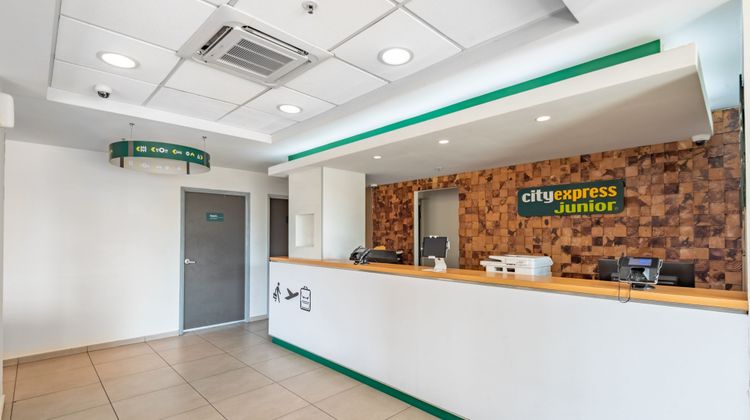 City Express Junior by Marriott Lobby