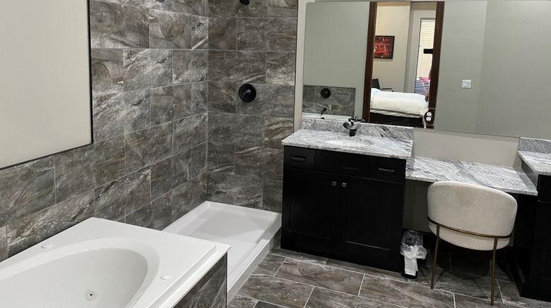 <b>The Resort at Lake of the Ozarks Suite</b>. Images powered by <a href="https://www.leonardoworldwide.com/" title="Leonardo Worldwide" target="_blank">Leonardo</a>.
