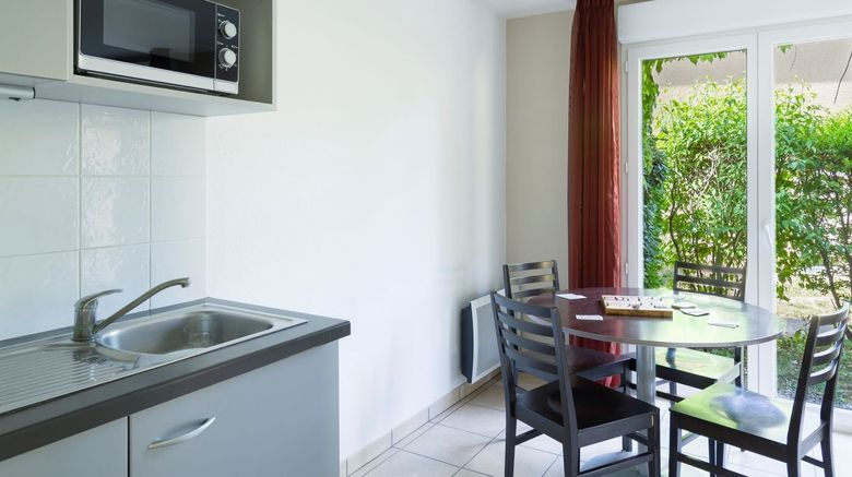 <b>Garden & City Lyon-Marcy L'Etoile Room</b>. Images powered by <a href="https://www.leonardoworldwide.com/" title="Leonardo Worldwide" target="_blank">Leonardo</a>.
