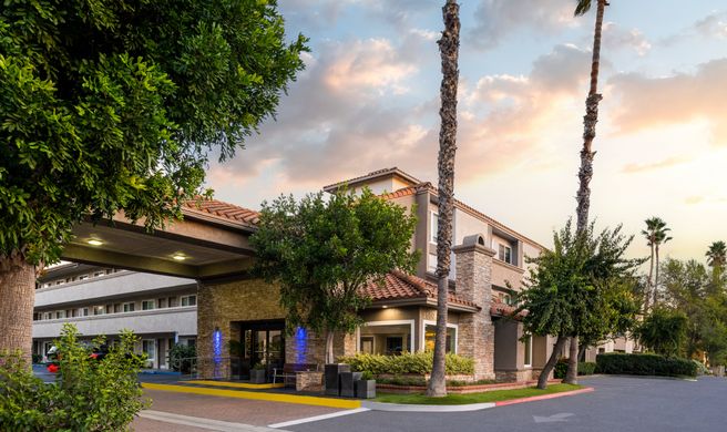 Holiday Inn Express Simi Valley Exterior