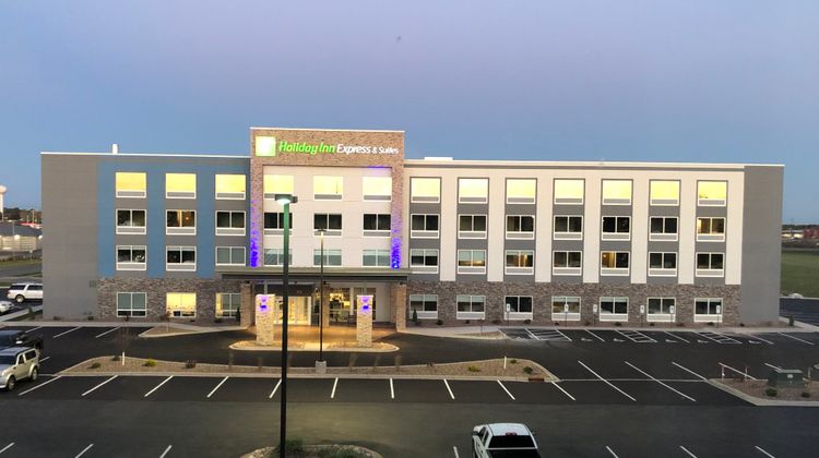 Holiday Inn Express & Suites Tomah Exterior