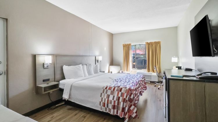 Red Roof Suites Fayetteville-Fort Bragg Room