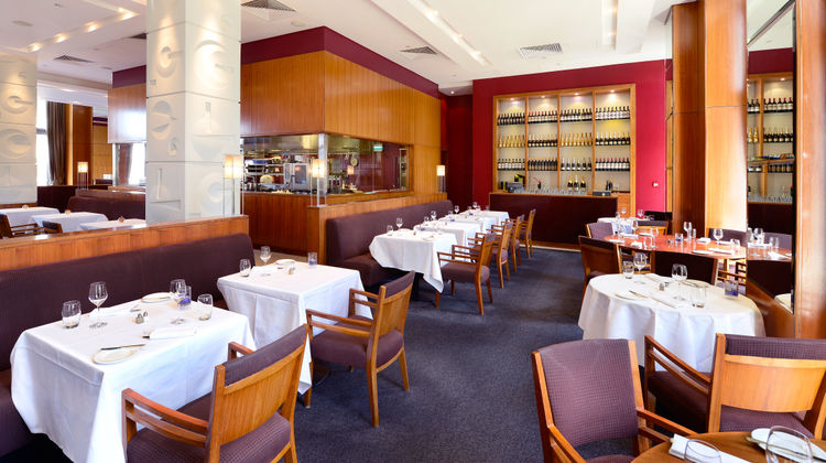 Canary Riverside Plaza Hotel Restaurant