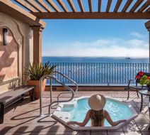Monterey Bay Inn Exterior