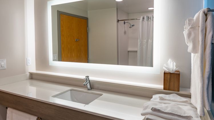 Holiday Inn Express & Suites Room
