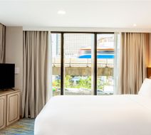 Holiday Inn Exp Suites Central Pier Room