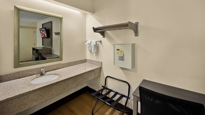 <b>Red Roof Inn Chapel Hill - UNC Room</b>. Images powered by <a href="https://www.leonardoworldwide.com/" title="Leonardo Worldwide" target="_blank">Leonardo</a>.