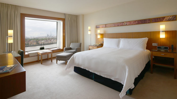 Canary Riverside Plaza Hotel Suite