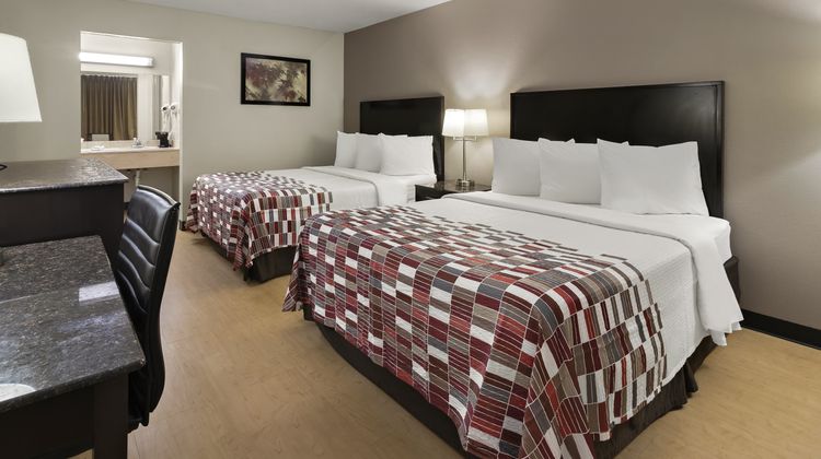 Red Roof Inn & Suites Cave City Room