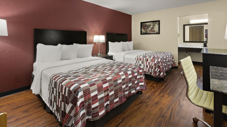 Red Roof Inn & Suites Cave City Room