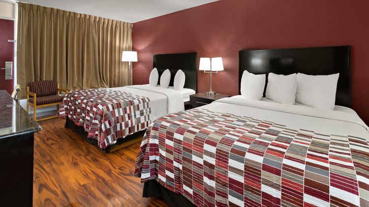 Red Roof Inn & Suites Cave City Room