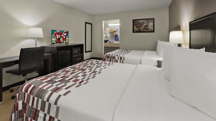 Red Roof Inn & Suites Cave City Room