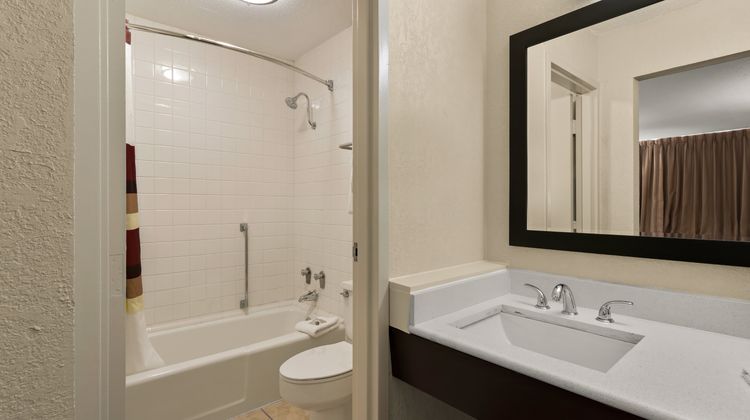 Red Roof Inn & Suites Cave City Room