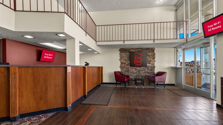 Red Roof Inn & Suites Cave City Lobby