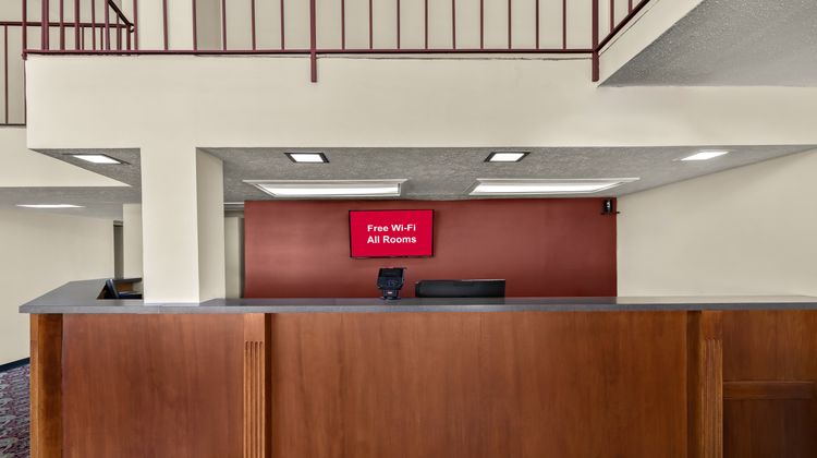 Red Roof Inn & Suites Cave City Lobby