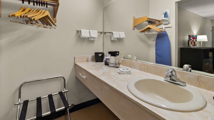 Red Roof Inn & Suites Cave City Room