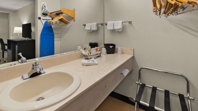 <b>Red Roof Inn & Suites Cave City Room</b>. Images powered by <a href="https://www.leonardoworldwide.com/" title="Leonardo Worldwide" target="_blank">Leonardo</a>.